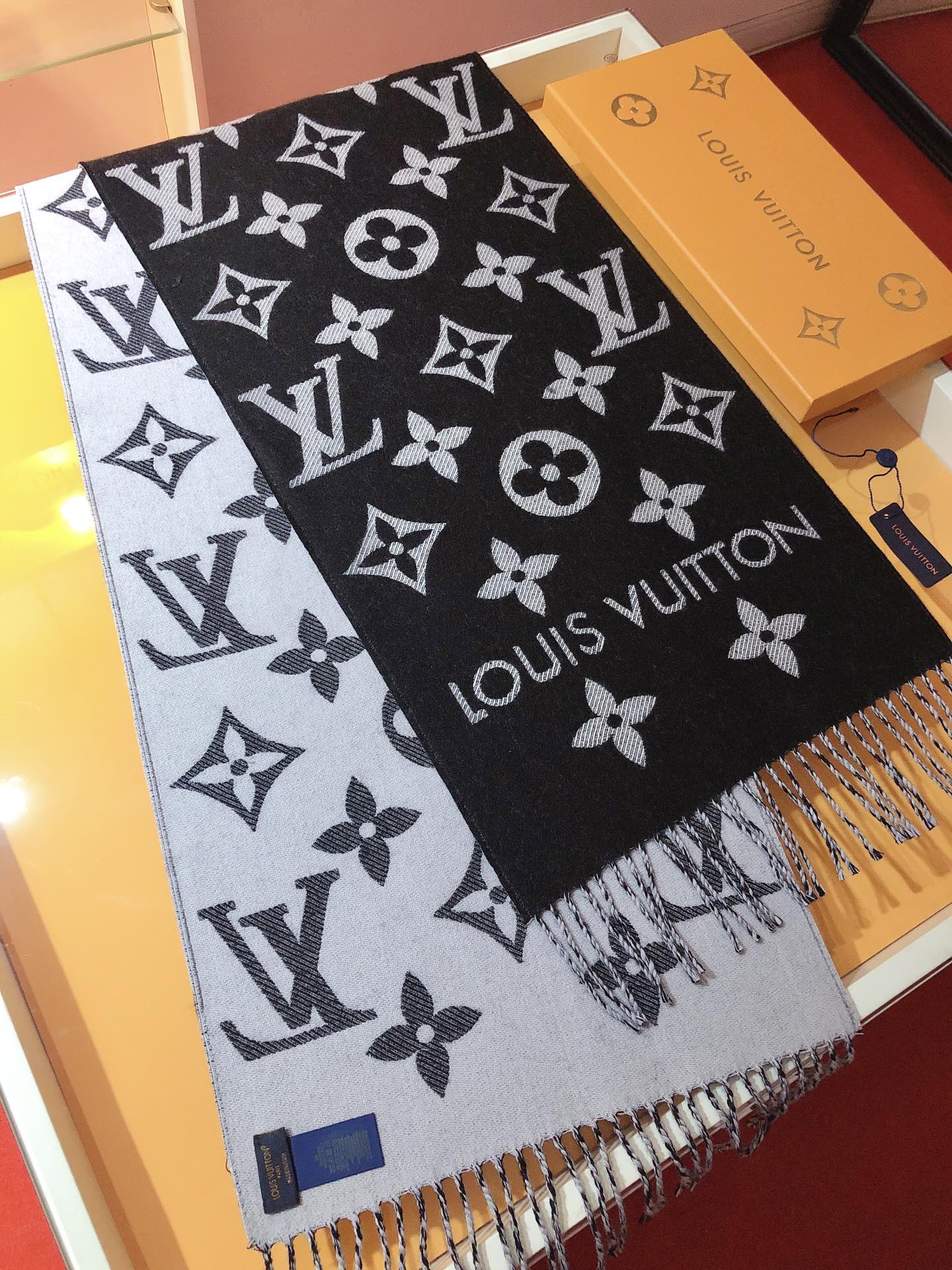 LV Essential Monogram Black/White Scarf - Image 3