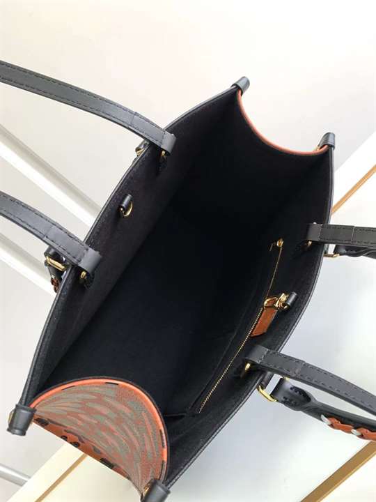 LC160 - Louis Vuitton Women’s Fashion Bag - Image 9