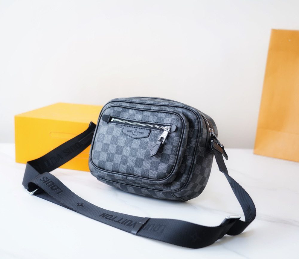 LC269 - Louis Vuitton Black Fashion Bag