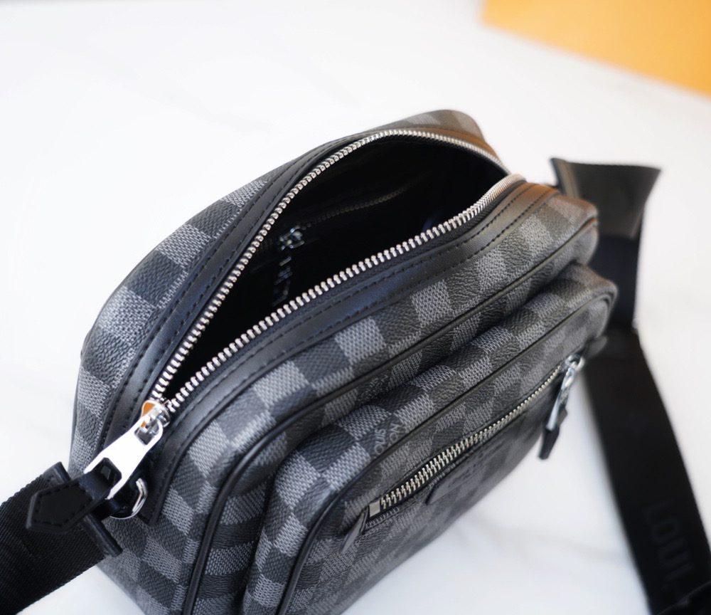 LC269 - Louis Vuitton Black Fashion Bag