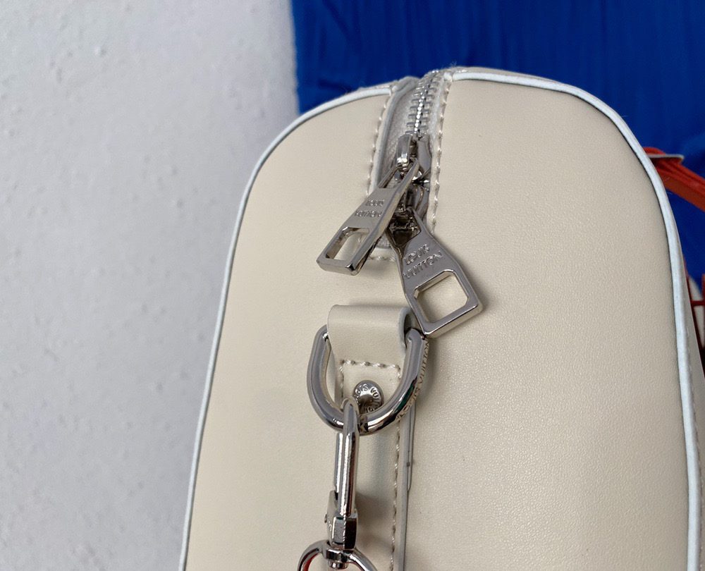 LC291 - Louis Vuitton White Fashion Bag