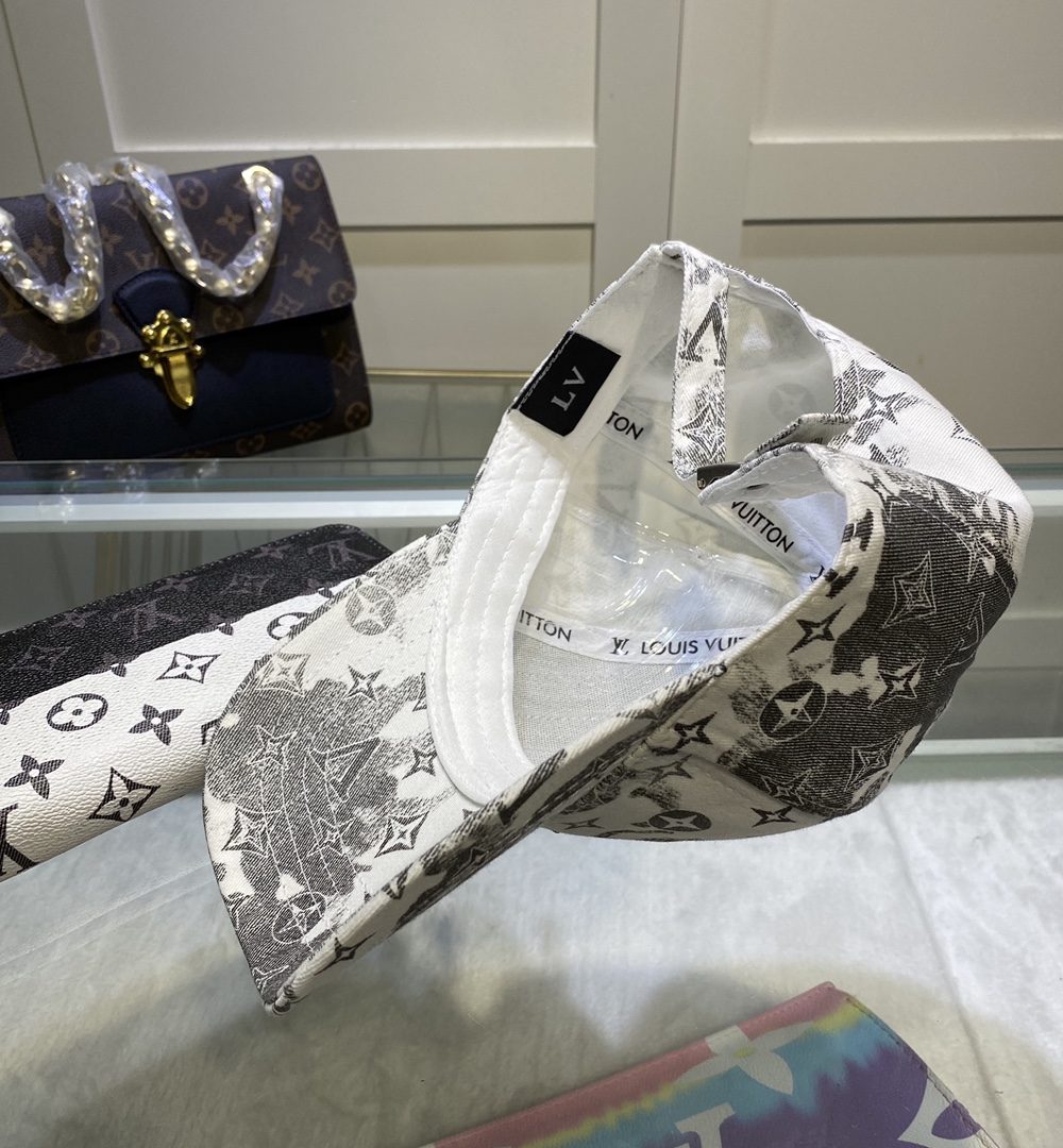 Louis Vuitton Be My Cap In Grey