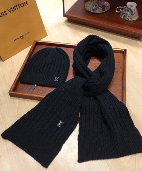Louis Vuitton Beanie & Scarf Set In Black