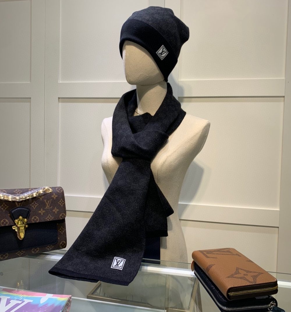 Louis Vuitton Beanie & Scarf Set In Black