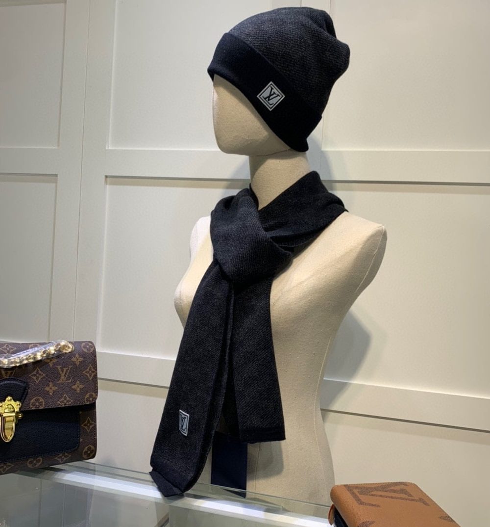 Louis Vuitton Beanie & Scarf Set In Black 