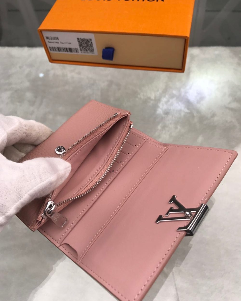 1:1 Replica Louis Vuitton Capucines Sweet Brogues Taurillon Pink For Women, Women's Wallets 5.3in/13.5cm LV 