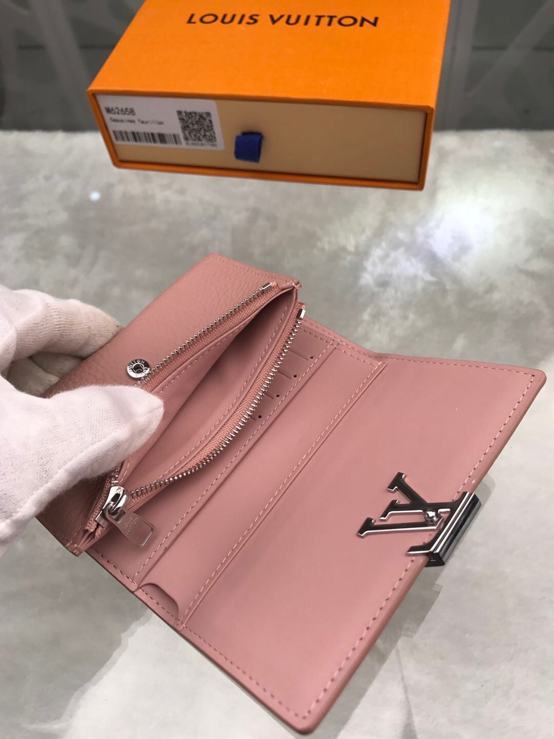 1:1 Replica Louis Vuitton Capucines Sweet Brogues Taurillon Pink For Women, Women's Wallets 5.3in/13.5cm LV - Image 2