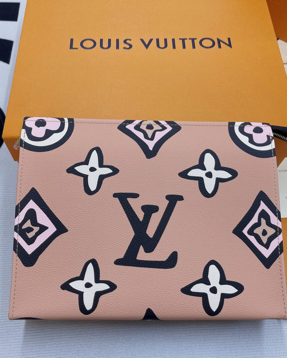 1:1 Replica Louis Vuitton Cosmetic Toiletry Pouch 26 Waxed Monogram Canvas Beige  For Women, Women's Wallets 9.8in/25cm LV M80752