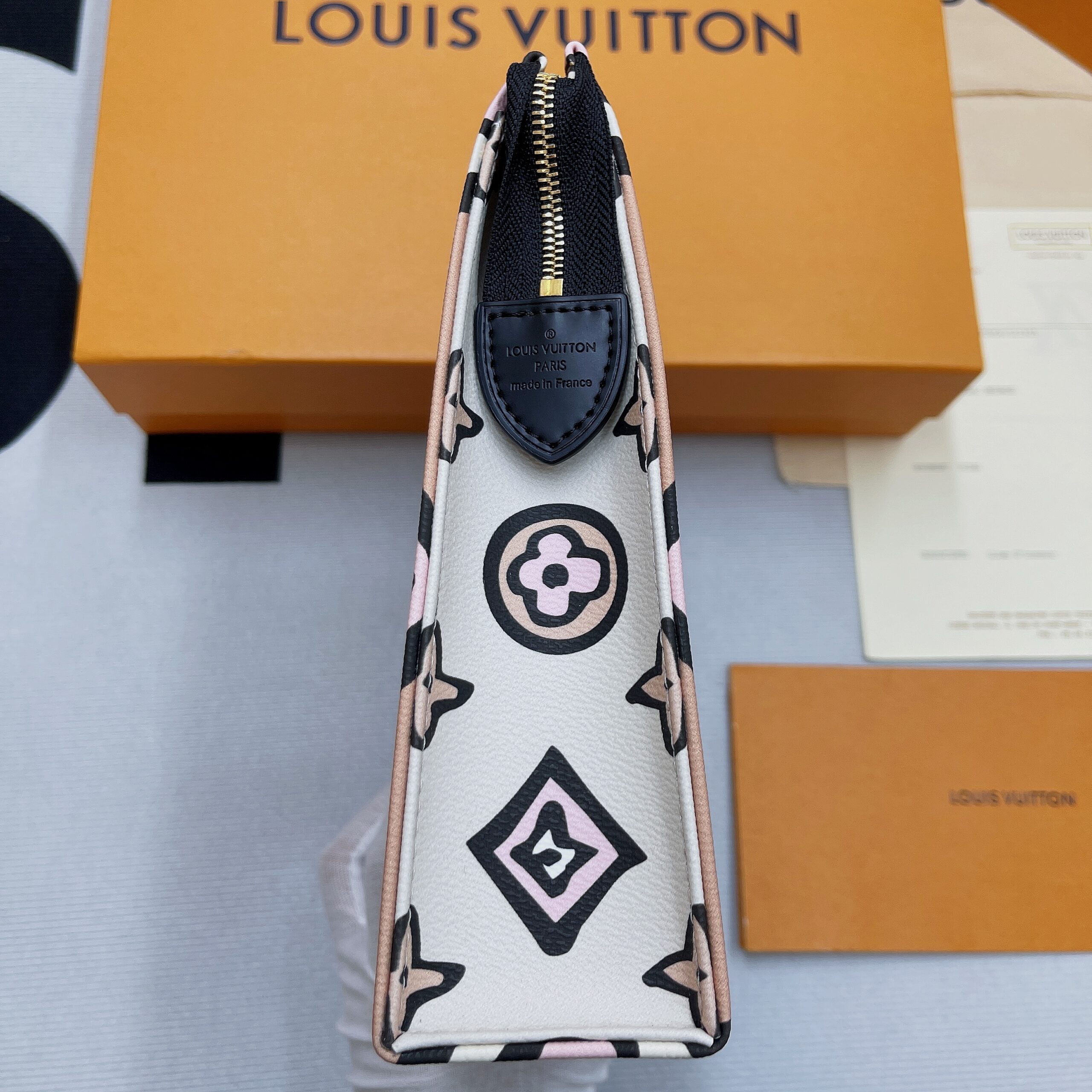 1:1 Replica Louis Vuitton Cosmetic Toiletry Pouch 26 Waxed Monogram Canvas Beige For Women, Women's Wallets 9.8in/25cm LV M80752 - Image 3