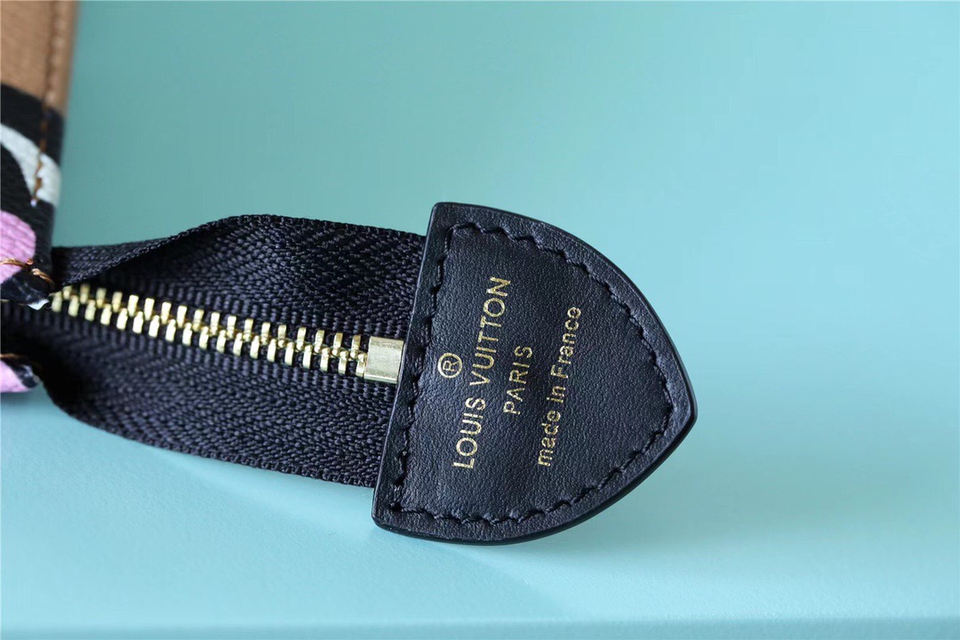 1:1 Replica Louis Vuitton Cosmetic Toiletry Pouch 26 Waxed Monogram Canvas Beige For Women, Women's Wallets 9.8in/25cm LV M80752 - Image 8