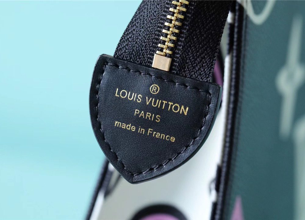 1:1 Replica Louis Vuitton Cosmetic Toiletry Pouch 26 Waxed Monogram Canvas Black For Women, Women's Wallets 9.8in/25cm LV M80751