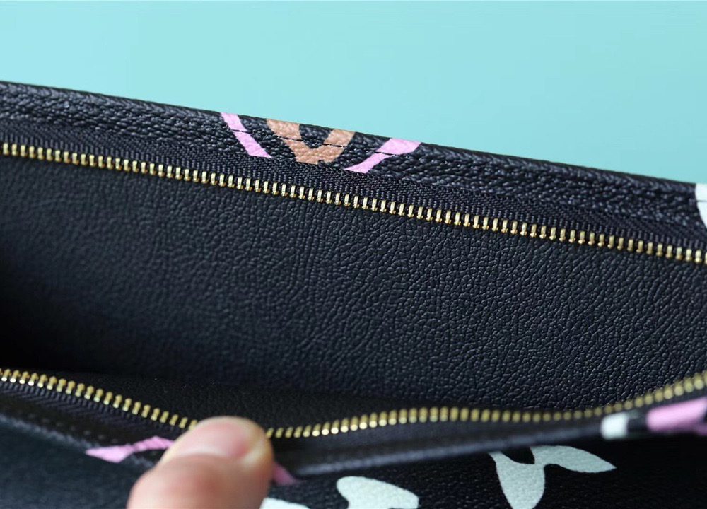 1:1 Replica Louis Vuitton Cosmetic Toiletry Pouch 26 Waxed Monogram Canvas Black For Women, Women's Wallets 9.8in/25cm LV M80751