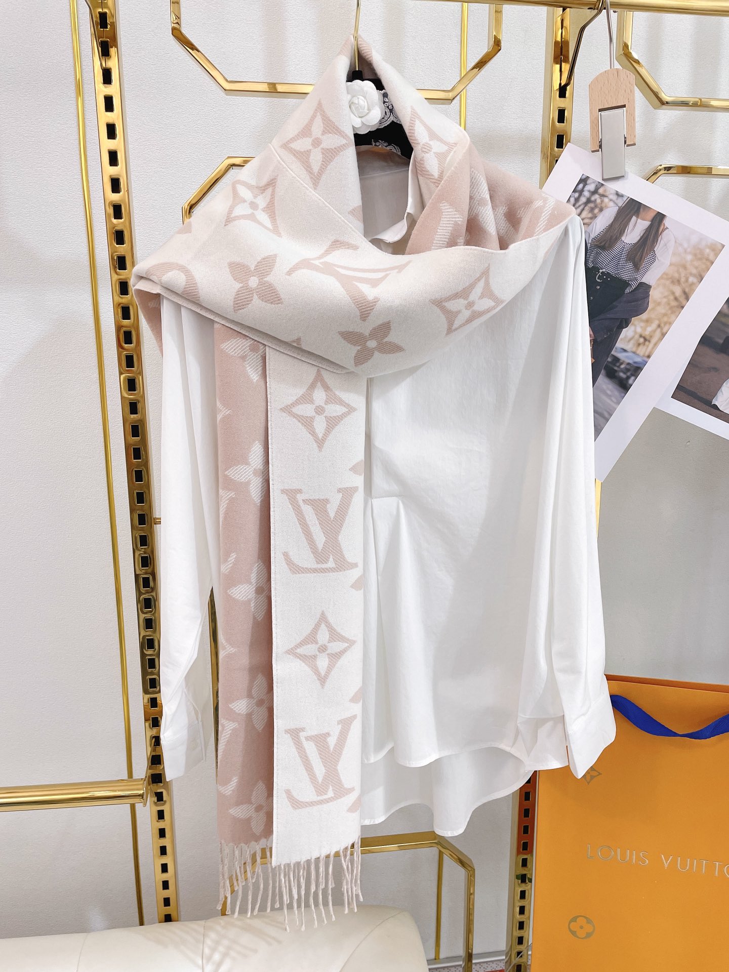 Louis Vuitton Essential Monogram Beige/Rose Scarf 180cm/71in M77854 - Image 2