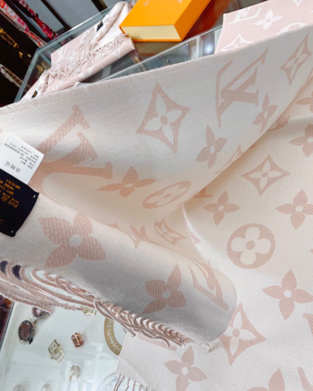 Louis Vuitton Essential Monogram Beige/Rose Scarf 180cm/71in M77854