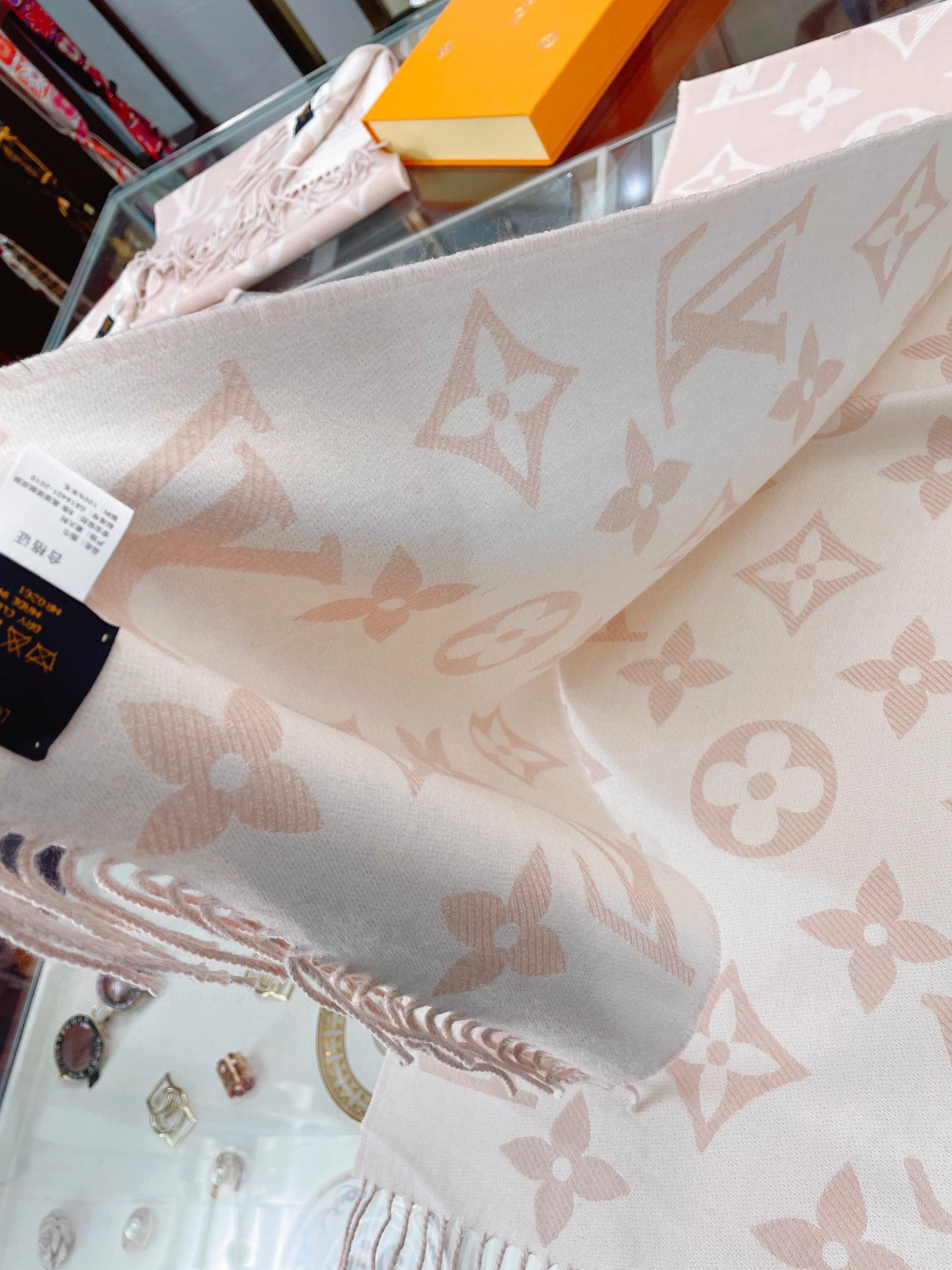 Louis Vuitton Essential Monogram Beige/Rose Scarf 180cm/71in M77854 - Image 5