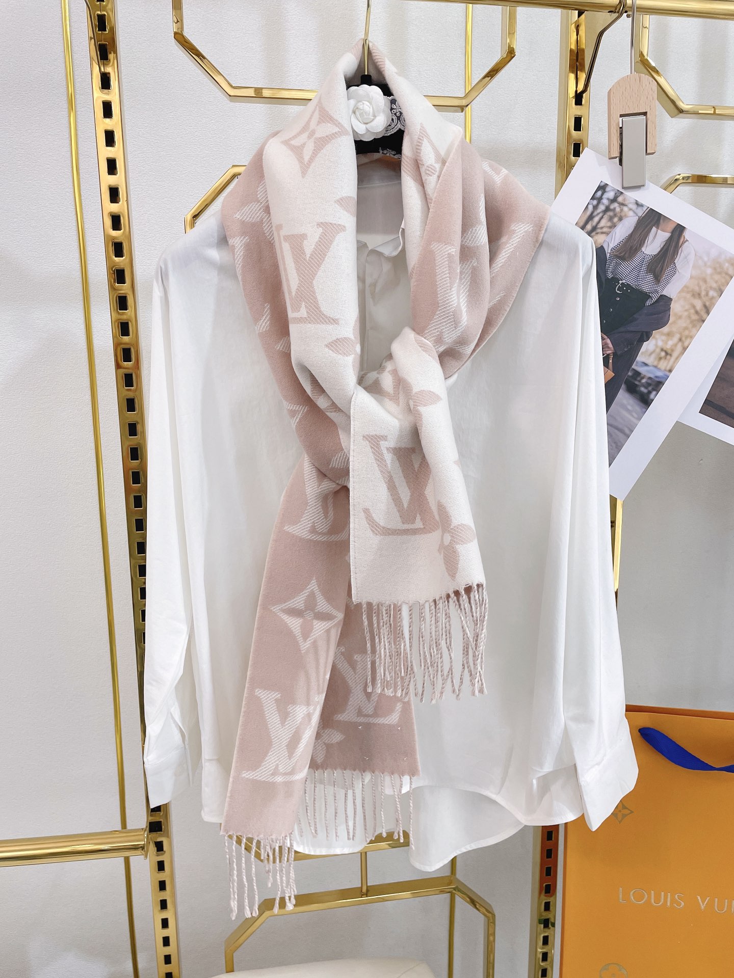 Louis Vuitton Essential Monogram Beige/Rose Scarf 180cm/71in M77854 - Image 6