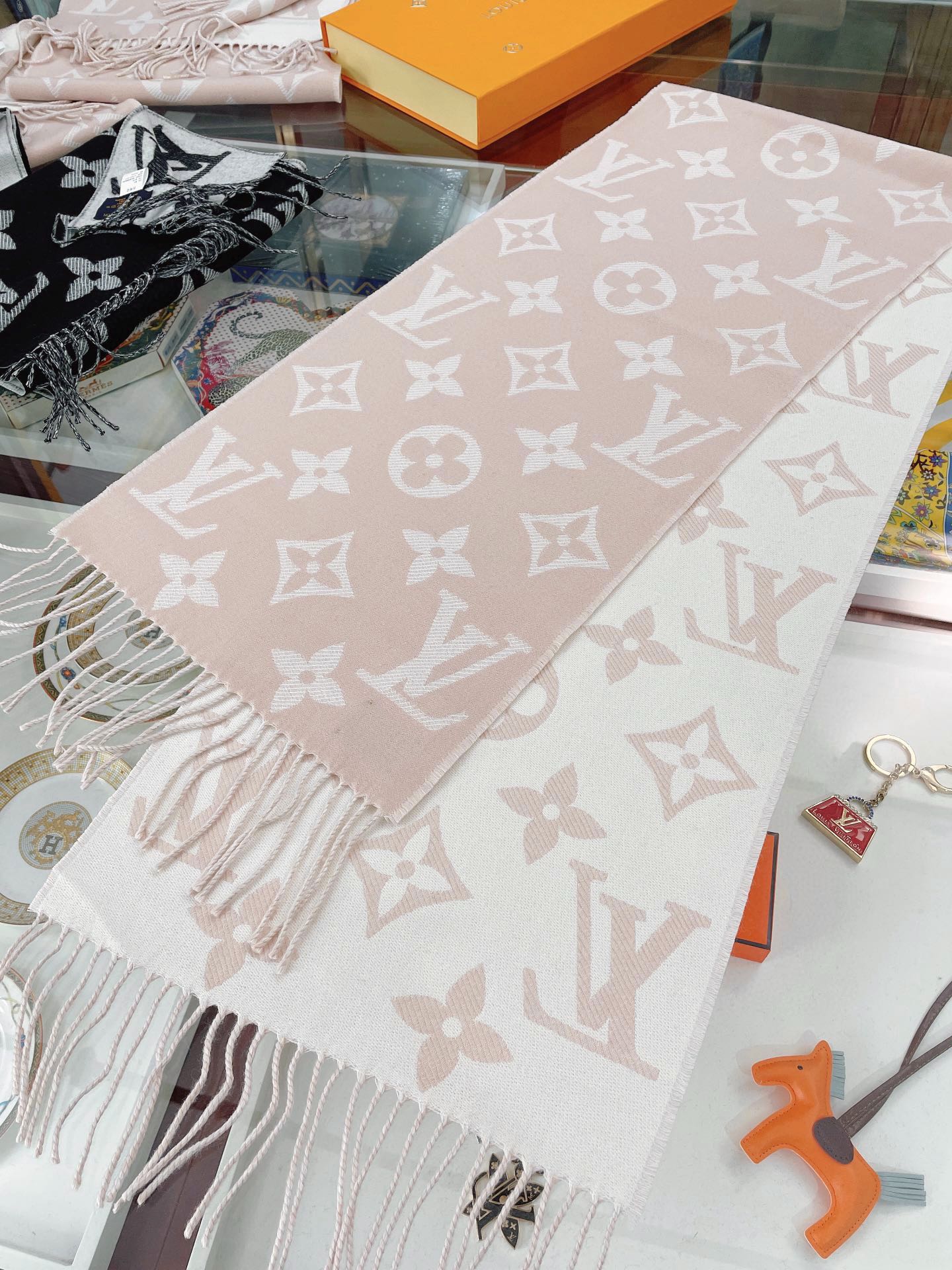 Louis Vuitton Essential Monogram Beige/Rose Scarf 180cm/71in M77854