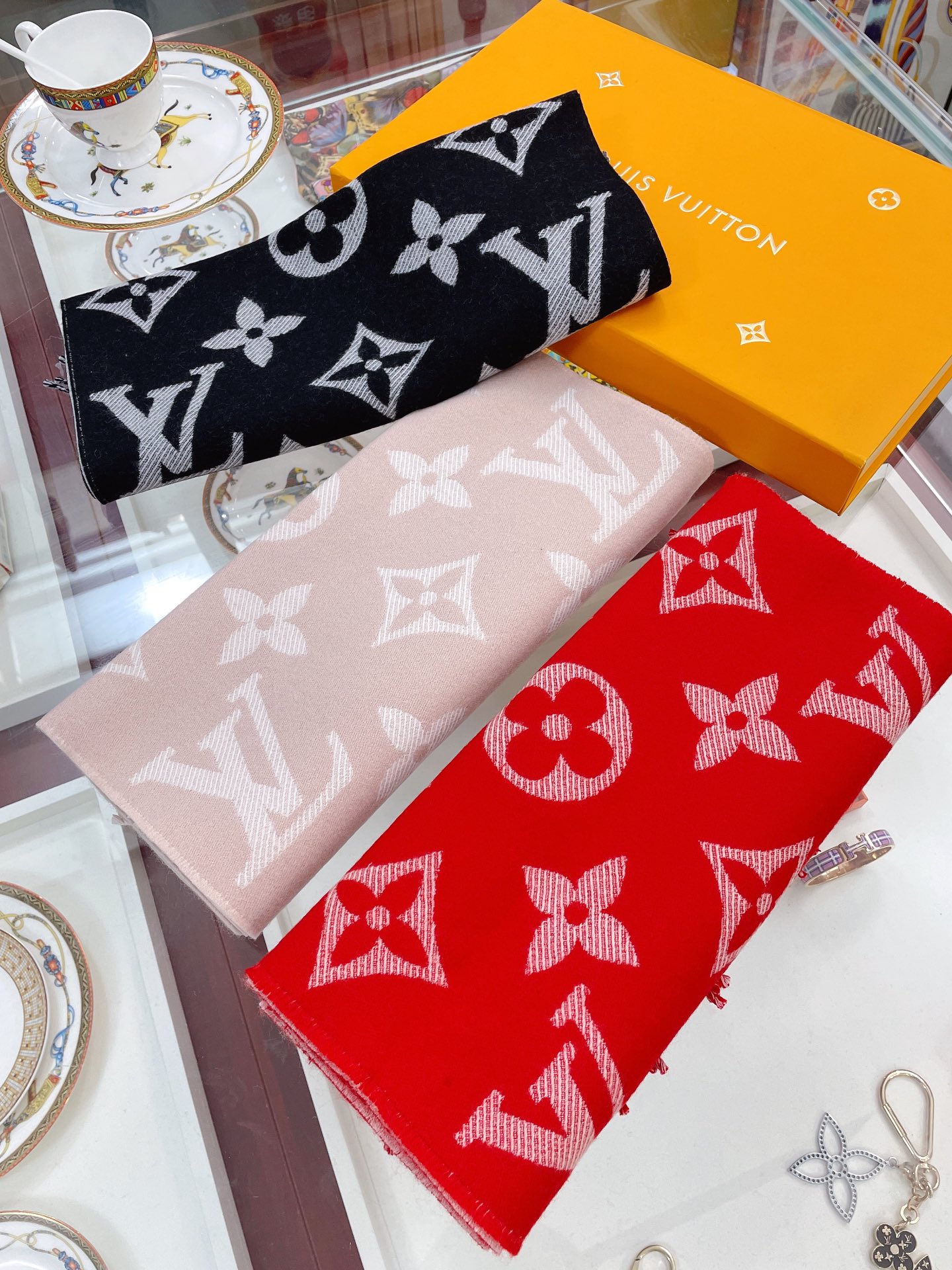 Louis Vuitton Essential Monogram Beige/Rose Scarf 180cm/71in M77854 - Image 7