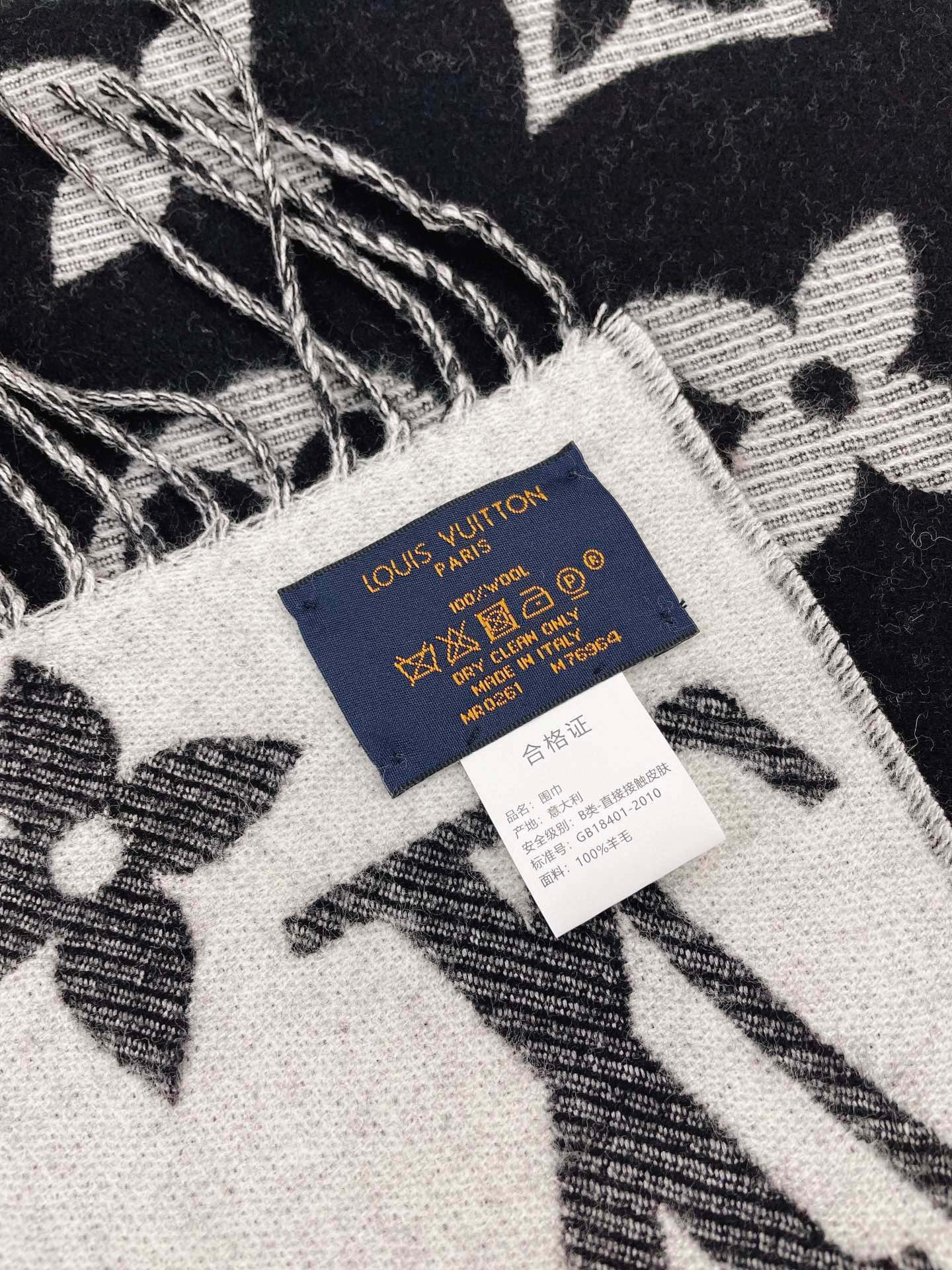 LV Essential Monogram Black/White Scarf - Image 5