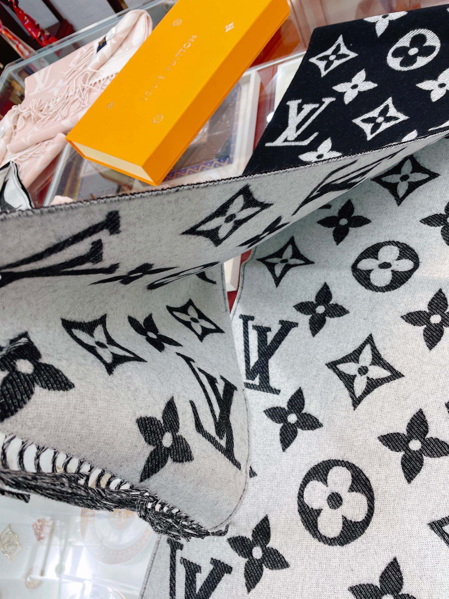 LV Essential Monogram Black/White Scarf - Image 6