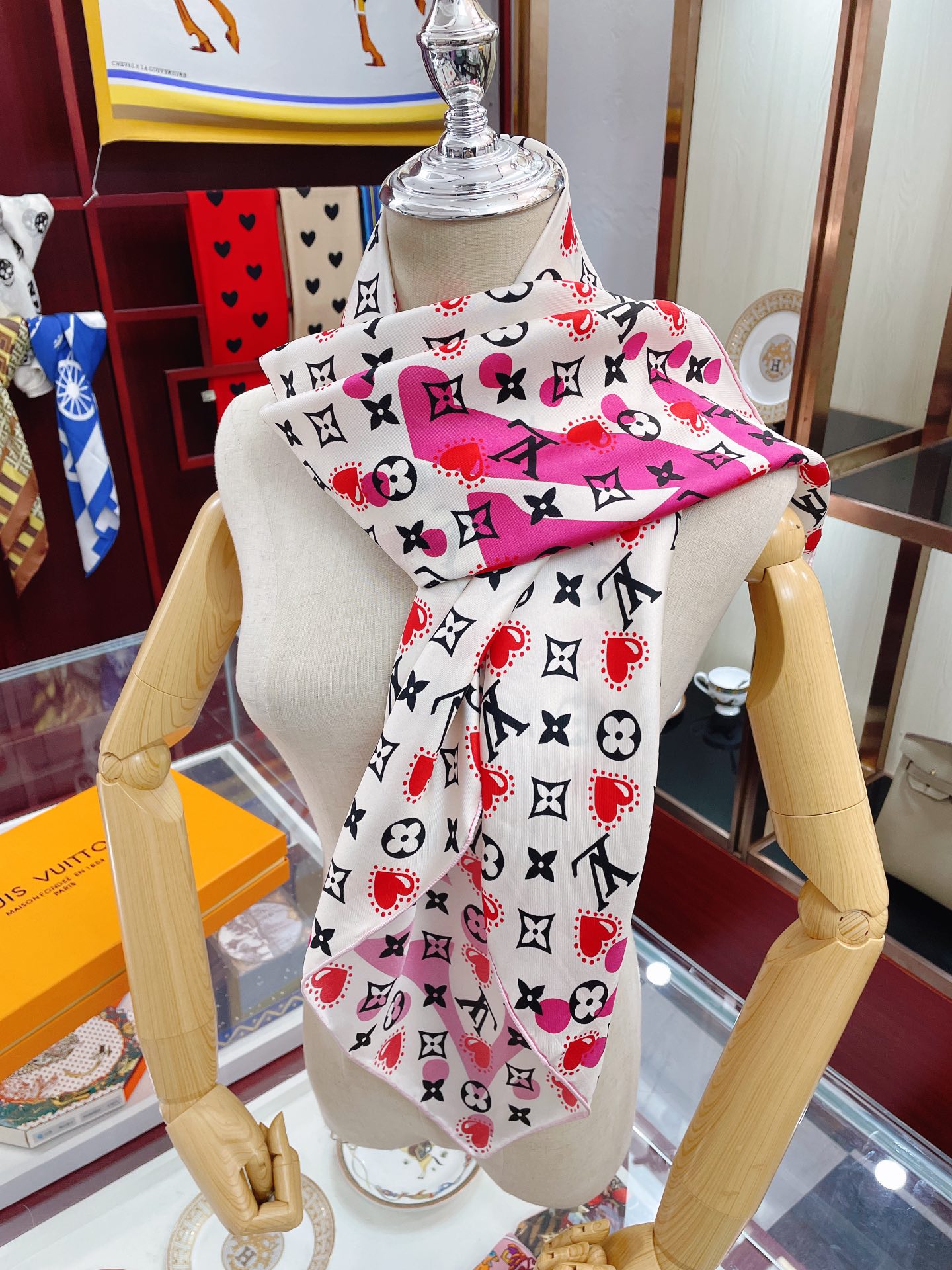 Louis Vuitton I LV U Pink Square Scarf 90cm/35in M77354 - Image 2