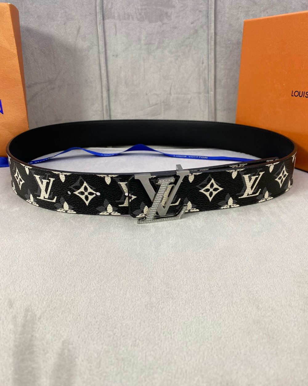 1:1 Replica Louis Vuitton Initiales Reversible LV Belt Monogram with Black Toned Hardware LV Women Belt