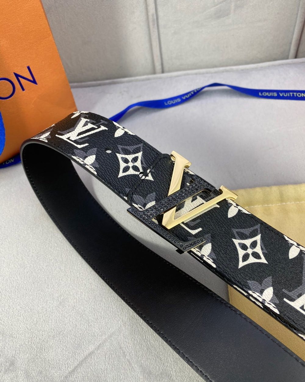 1:1 Replica Louis Vuitton Initiales Reversible LV Belt Monogram with Black/Gold Toned Hardware LV Women Belt