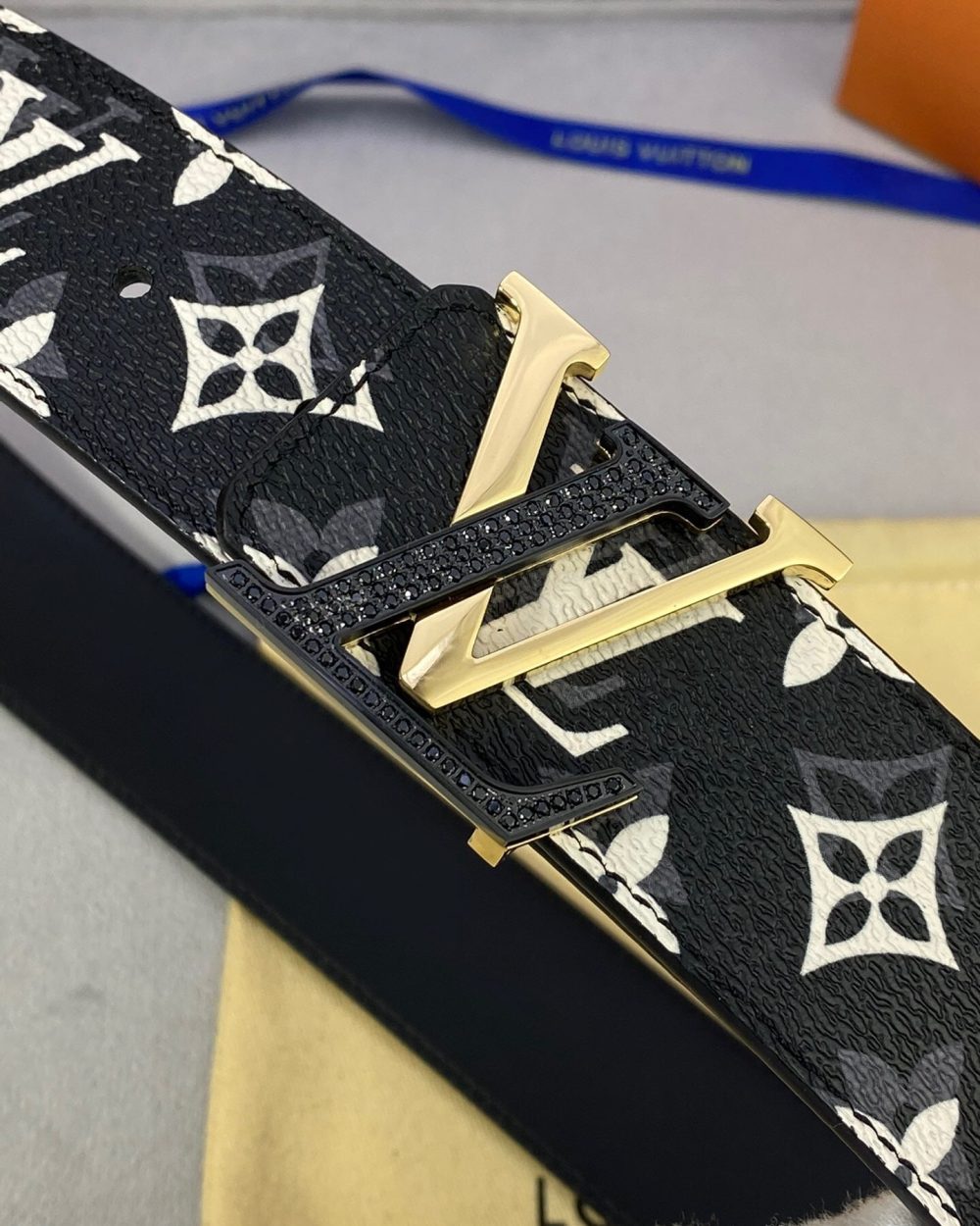 1:1 Replica Louis Vuitton Initiales Reversible LV Belt Monogram with Black/Gold Toned Hardware LV Women Belt