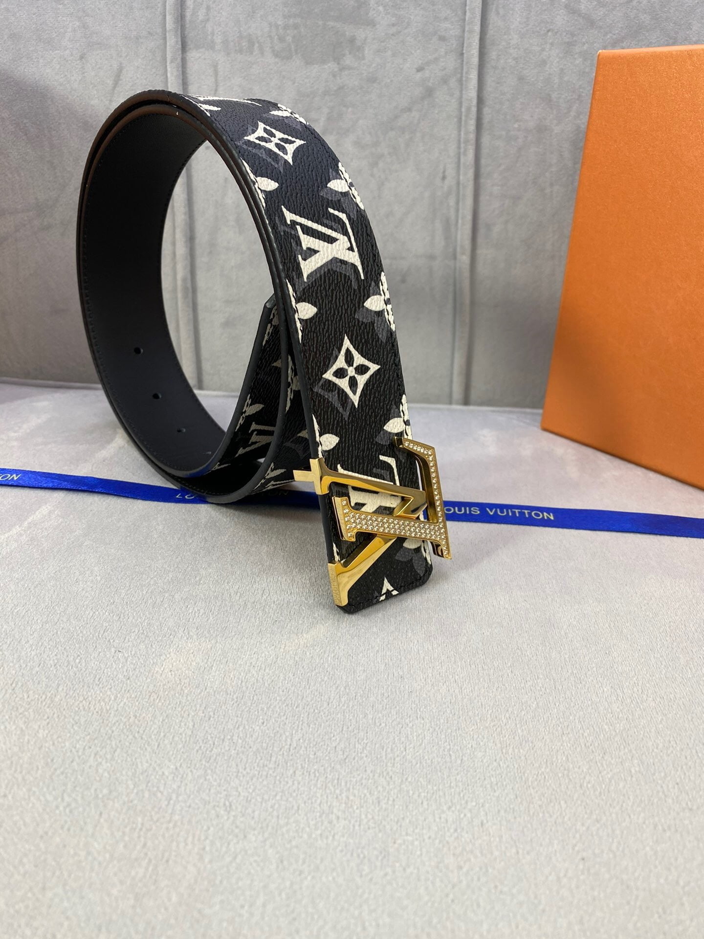 1:1 Replica Louis Vuitton Initiales Reversible LV Belt Monogram with Gold Toned Hardware LV Women Belt - Image 3