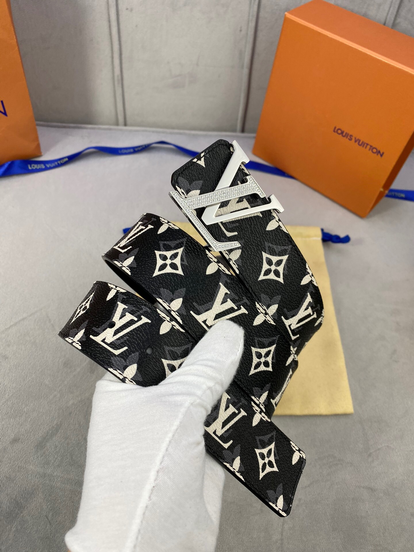 1:1 Replica Louis Vuitton Initiales Reversible LV Belt Monogram with Silver Toned Hardware LV Women Belt - Image 3