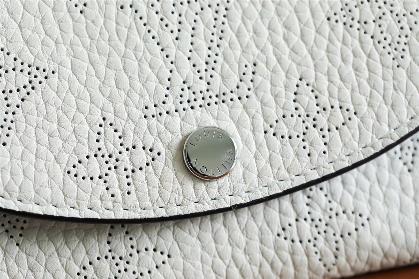 1:1 Replica Louis Vuitton Iris Compact Wallet Mahina White For Women, Women's Wallets 4.2in/12cm LV - Image 6