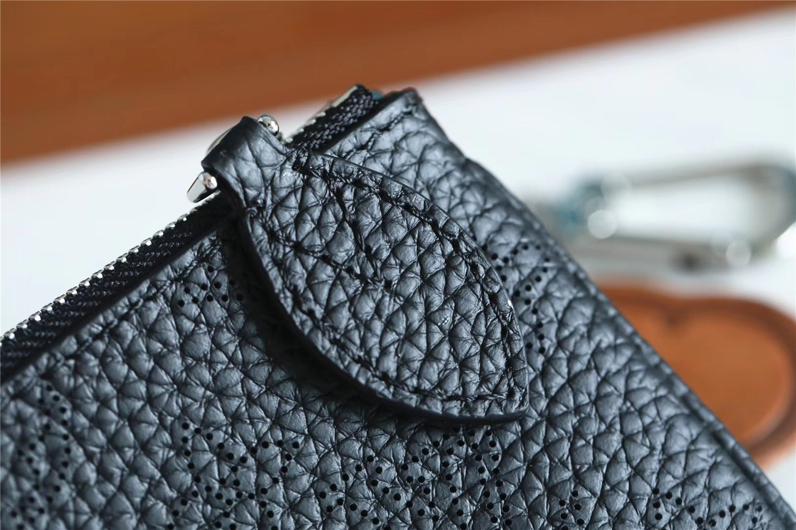 1:1 Replica Louis Vuitton Key Pouch Mahina Black For Women, Women's Wallets 5.1in/13cm LV - Image 2