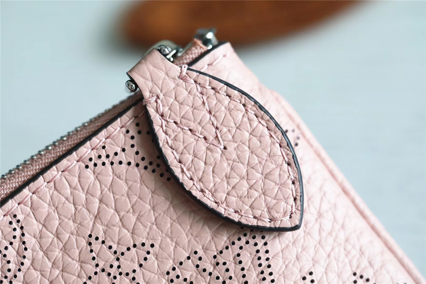 1:1 Replica Louis Vuitton Key Pouch Mahina Magnolia Pink For Women, Women's Wallets 5.1in/13cm LV M69508 - Image 6