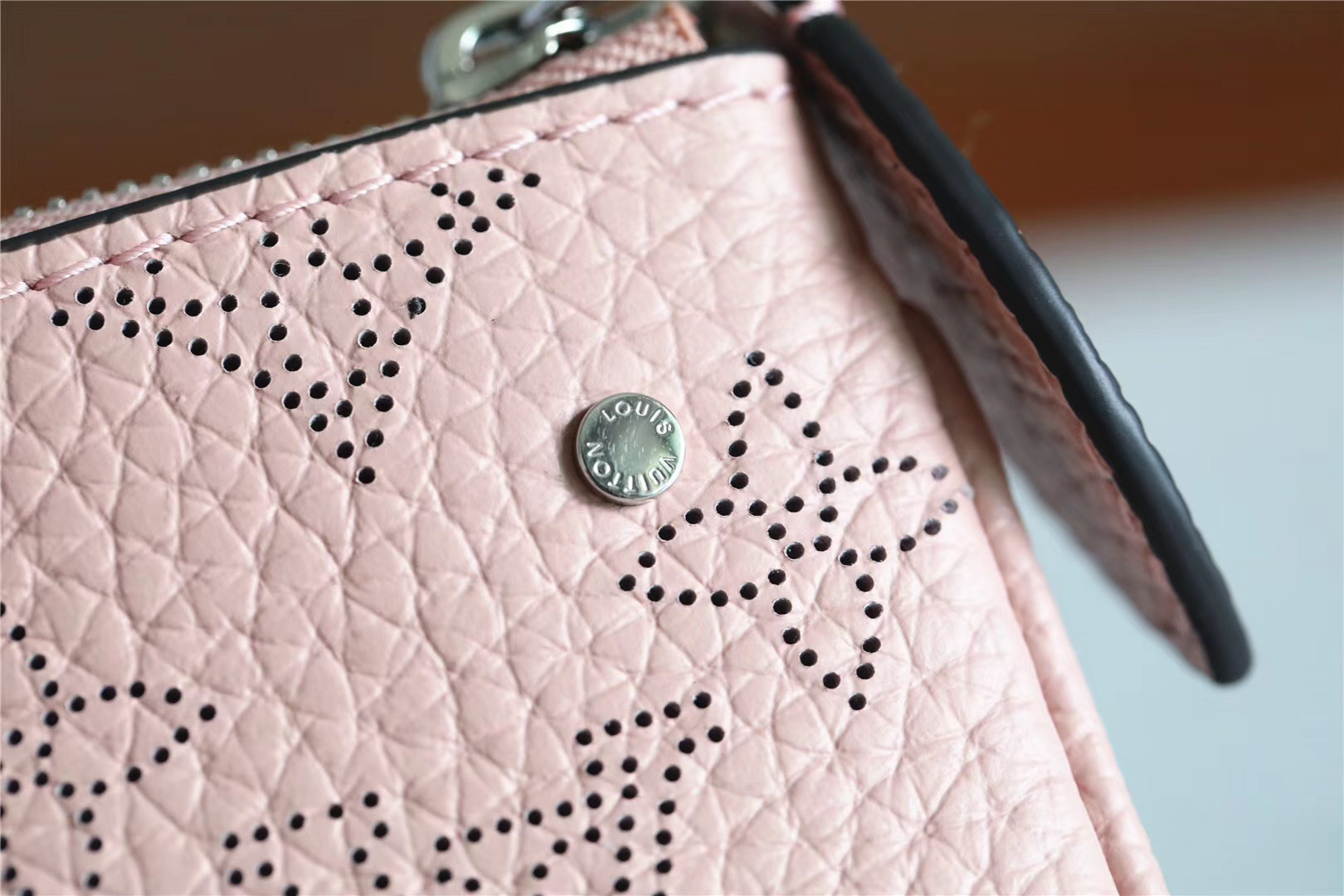 1:1 Replica Louis Vuitton Key Pouch Mahina Magnolia Pink For Women, Women's Wallets 5.1in/13cm LV M69508 - Image 7