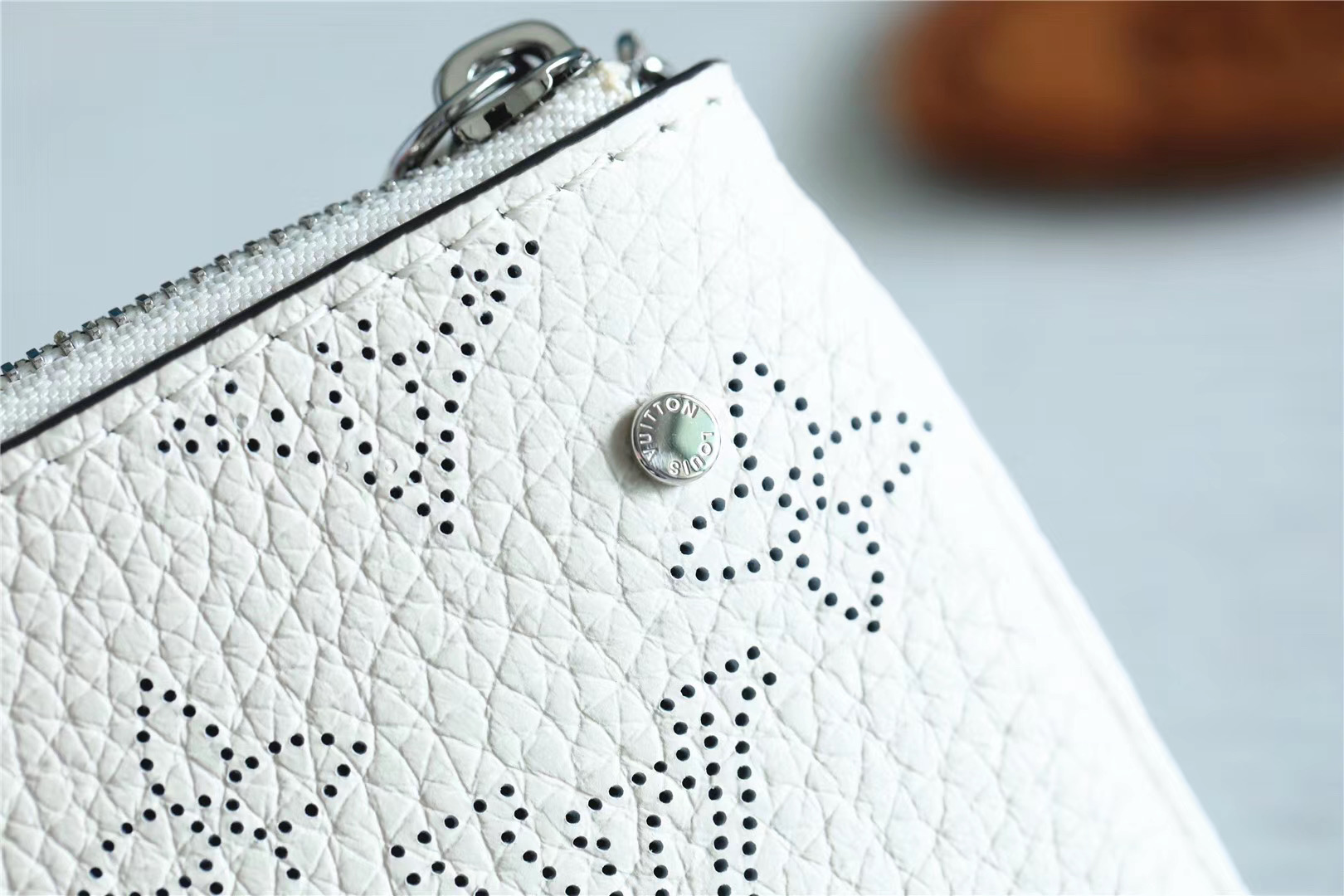1:1 Replica Louis Vuitton Key Pouch Mahina White For Women, Women's Wallets 5.1in/13cm LV - Image 4