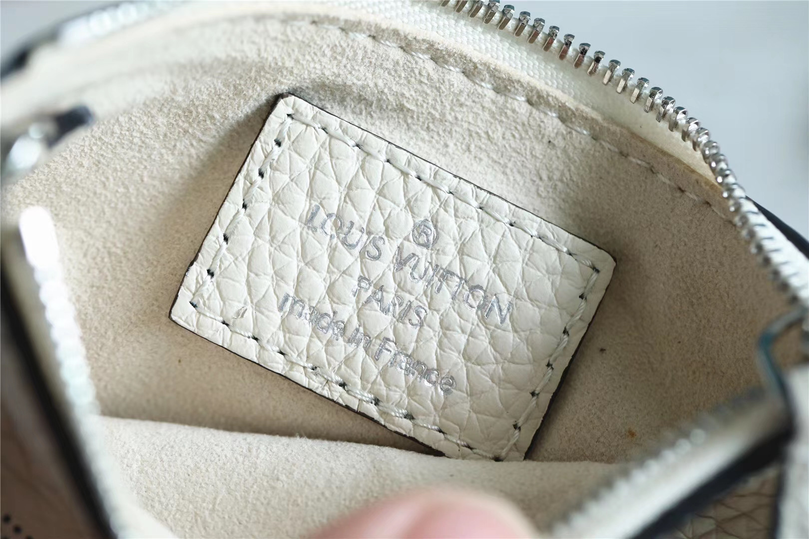 1:1 Replica Louis Vuitton Key Pouch Mahina White For Women, Women's Wallets 5.1in/13cm LV - Image 3