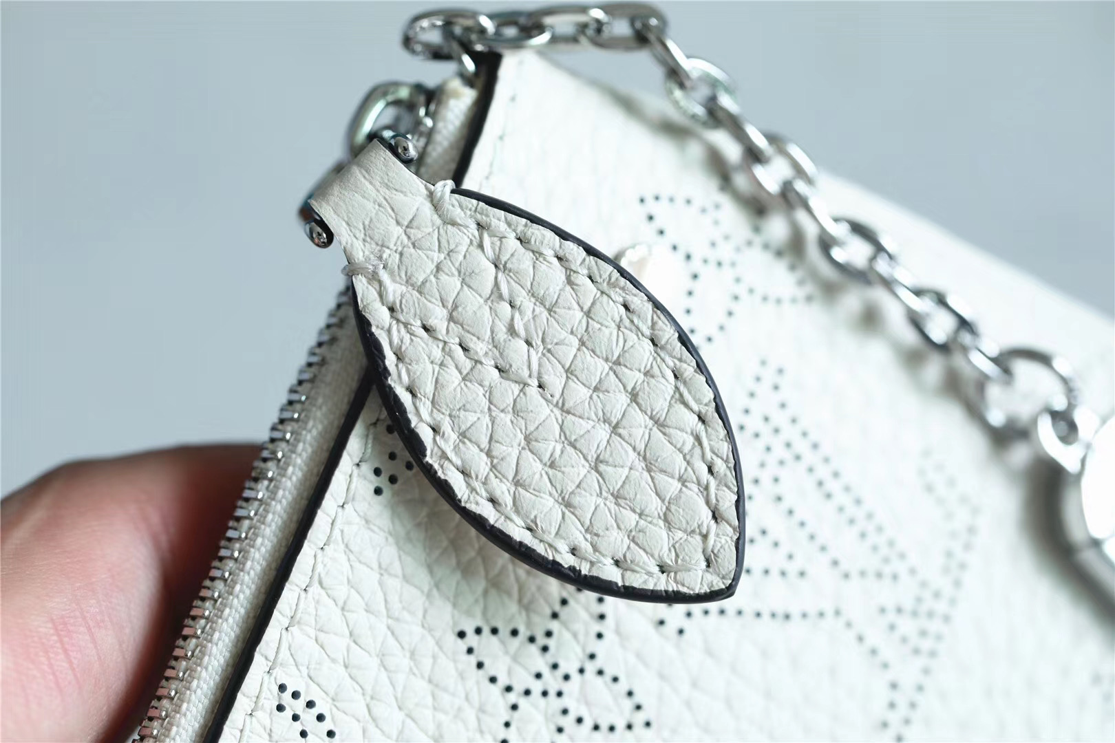 1:1 Replica Louis Vuitton Key Pouch Mahina White For Women, Women's Wallets 5.1in/13cm LV - Image 7