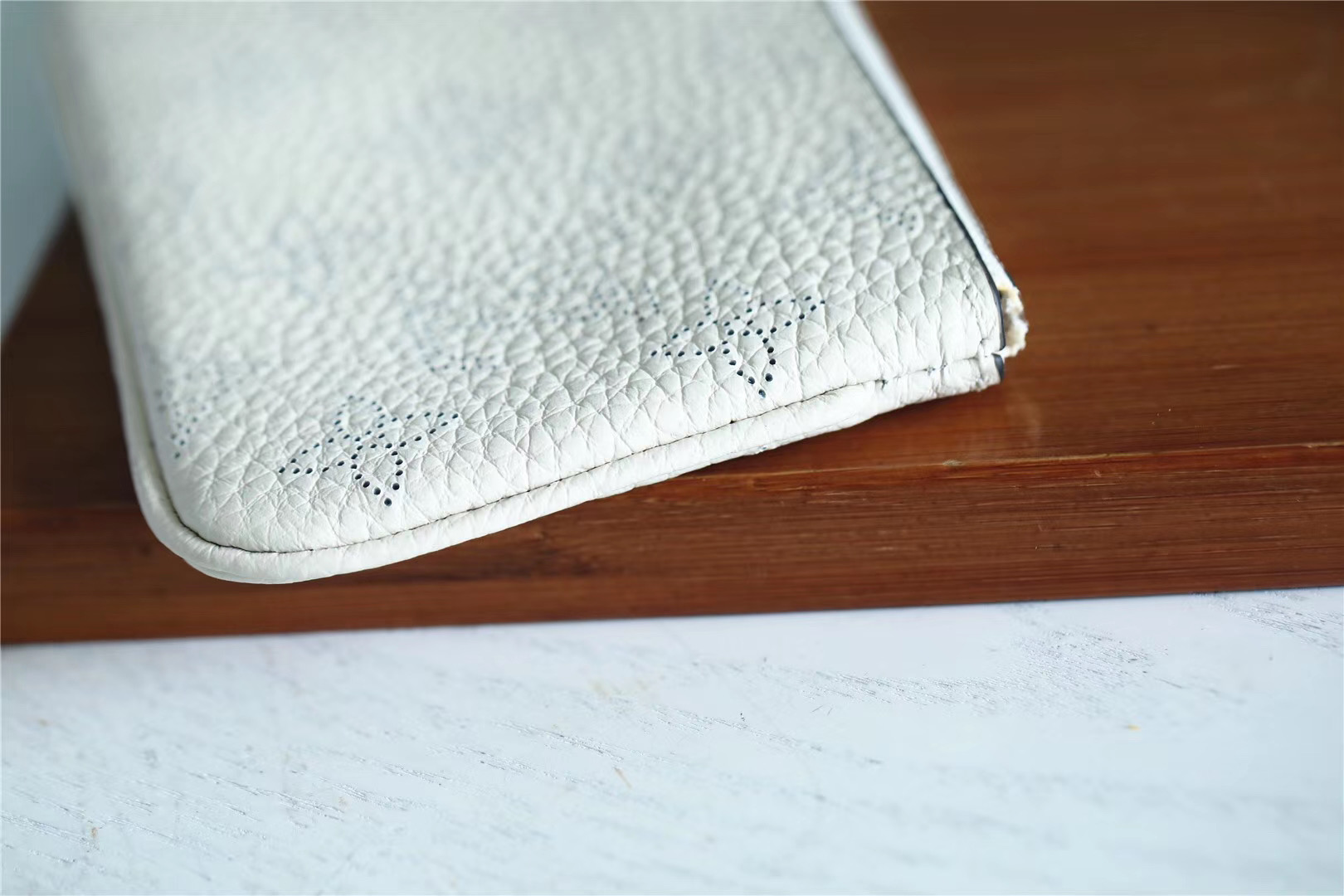 1:1 Replica Louis Vuitton Key Pouch Mahina White For Women, Women's Wallets 5.1in/13cm LV - Image 5