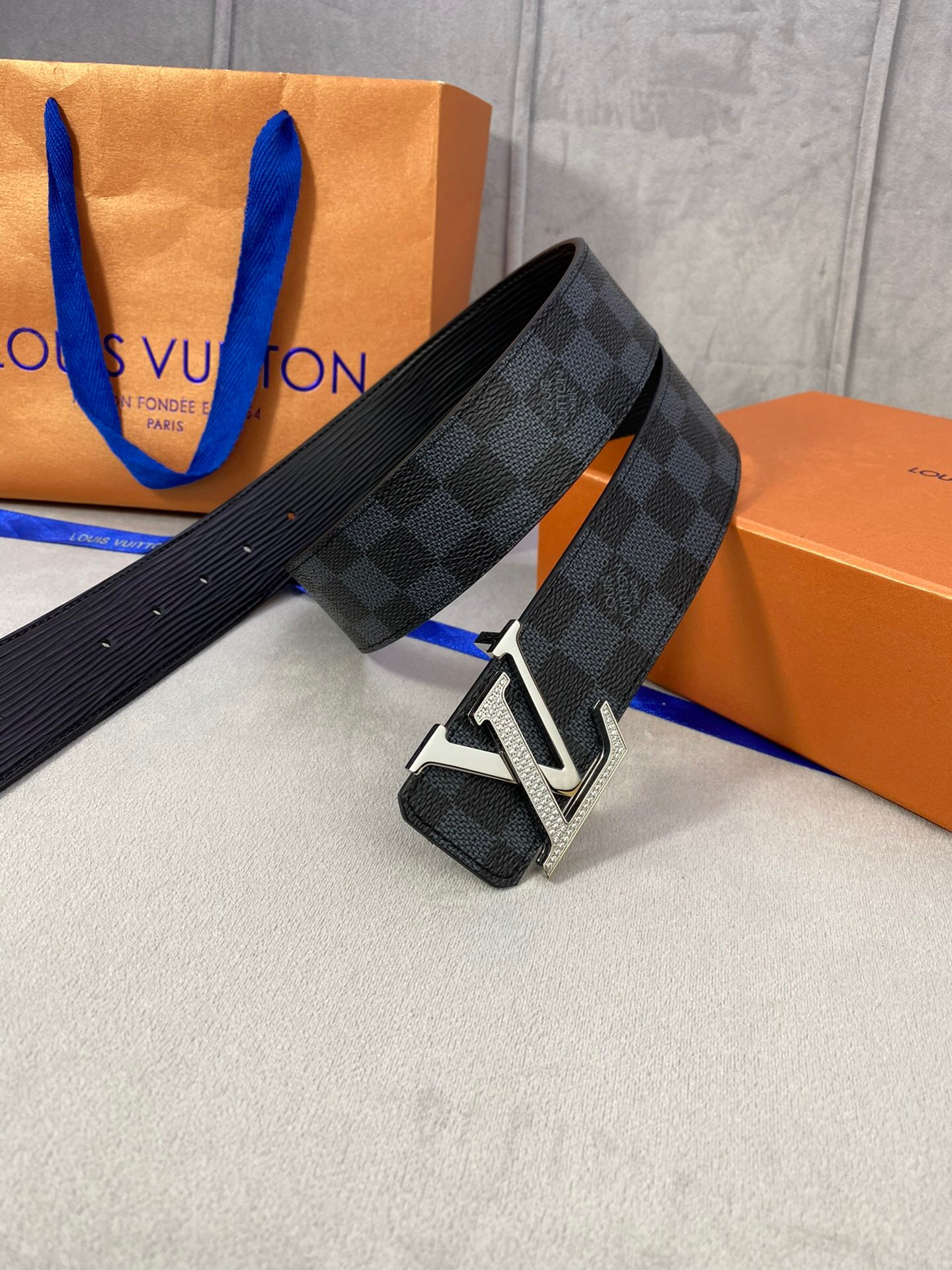 1:1 Replica Louis Vuitton LV Diamond Reversible Belt Damier Graphite, LV Women Belt M0366V - Image 2