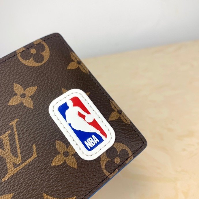 1:1 Replica Louis Vuitton LV x NBA Multiple Wallet Monogram Canvas For Men, Men's Wallet 4.5in/11.5cm LV M80105 - Image 4