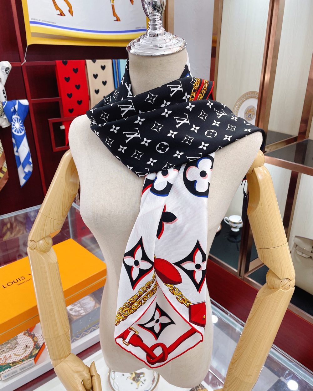 Louis Vuitton Monogram Pattern Black and White Square Scarf 90cm/35in 