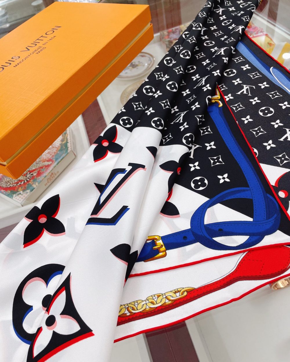 Louis Vuitton Monogram Pattern Black and White Square Scarf 90cm/35in 