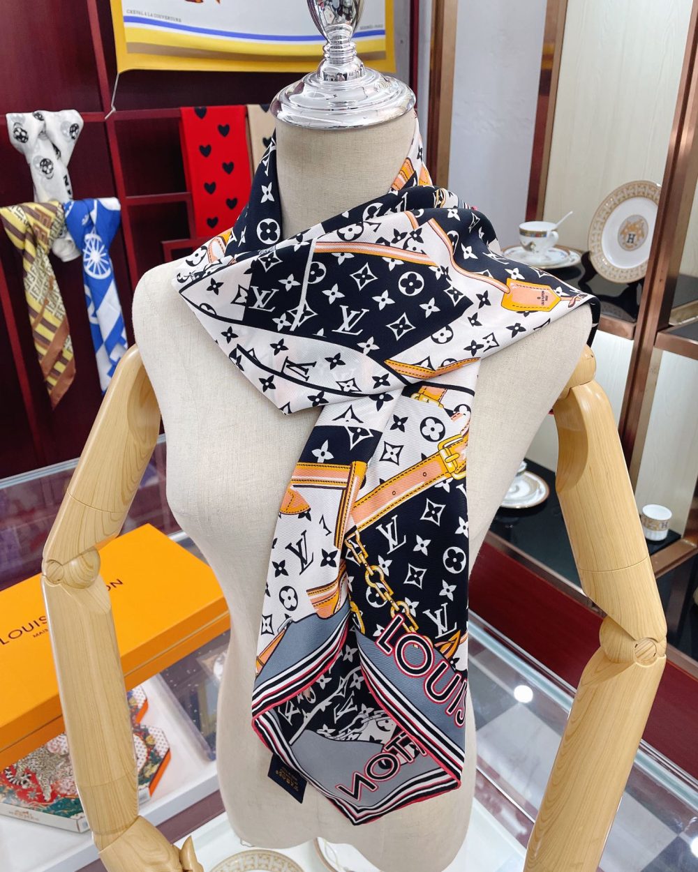 Louis Vuitton More and More Double Face Shawl Black Scarf 90cm/35in 