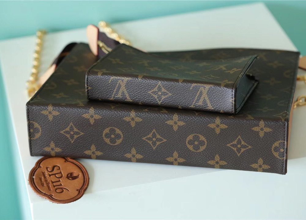 1:1 Replica Louis Vuitton Toiletry Pouch on Chain Monogram Canvas For Women, Women's Wallets 9.8in/25cm LV M81412
