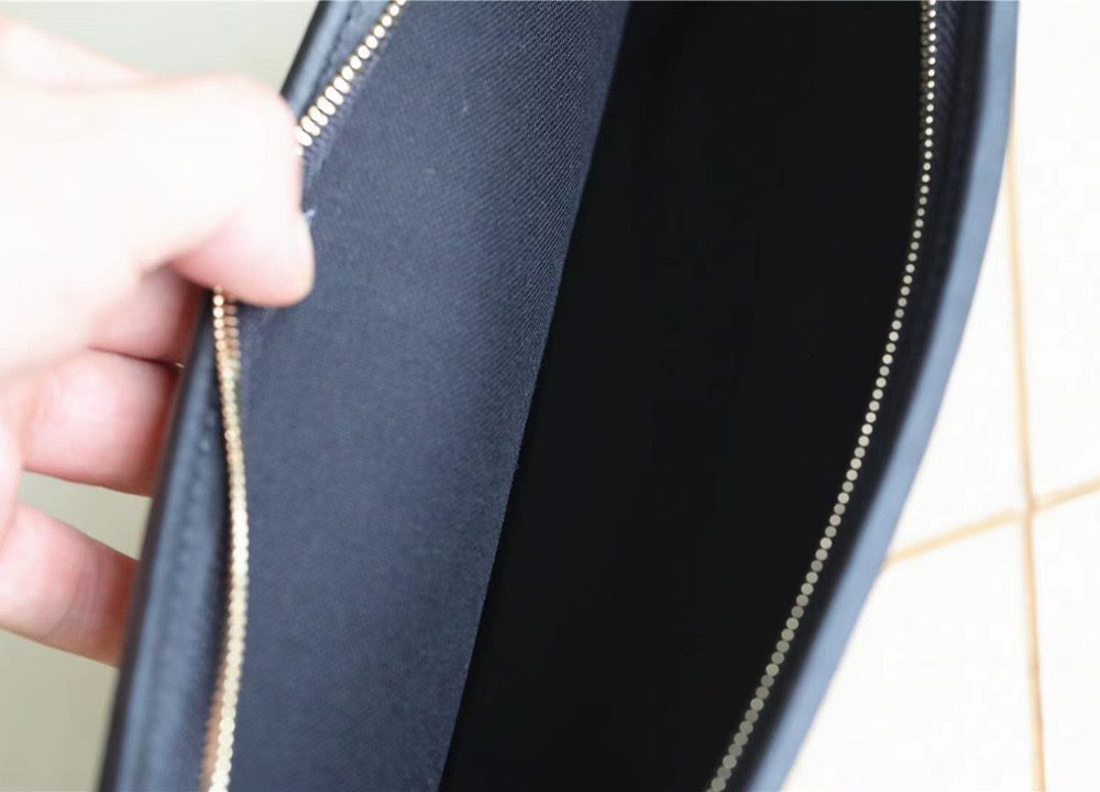 1:1 Replica Louis Vuitton Toiletry Pouch on Chain Raffia Natural /Black For Women, Women's Wallets 9.8in/25cm LV M81366