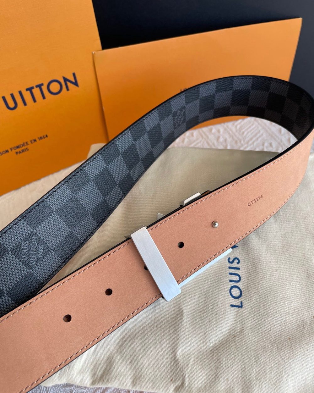 1:1 Replica Louis Vuitton Twist Initiales LV Belt Damier Infini Canvas Palladium Hardware LV Women Belt