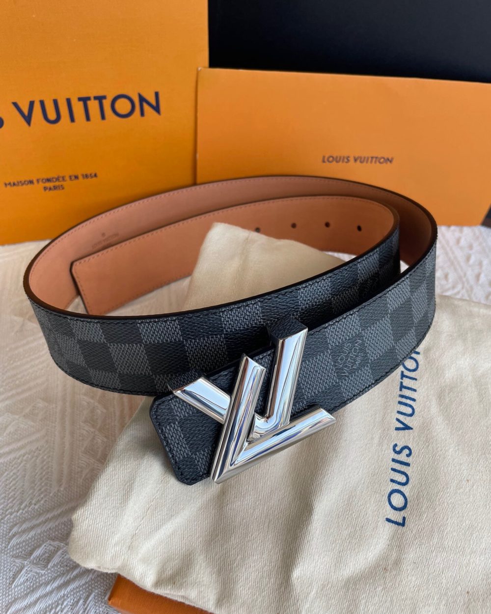 1:1 Replica Louis Vuitton Twist Initiales LV Belt Damier Infini Canvas Palladium Hardware LV Women Belt