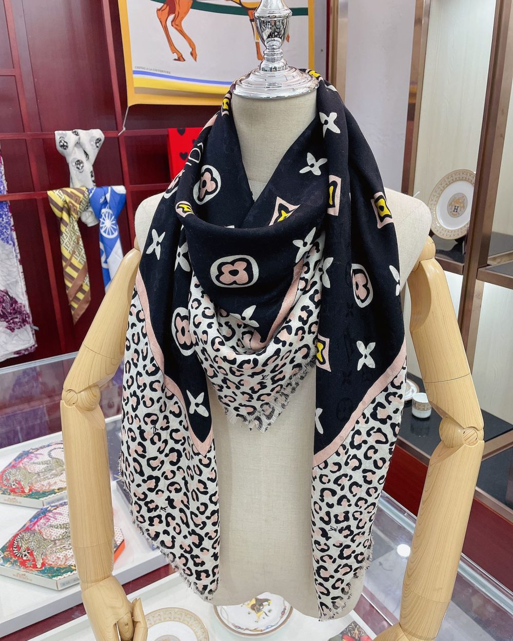 Louis Vuitton Wild at Heart Shawl Black 140cm/55in M00409