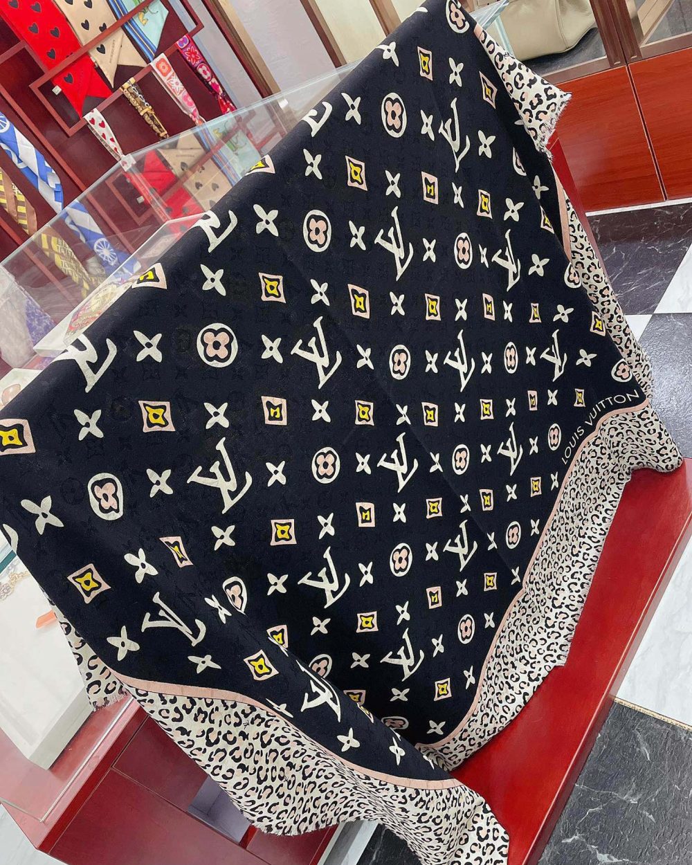 Louis Vuitton Wild at Heart Shawl Black 140cm/55in M00409