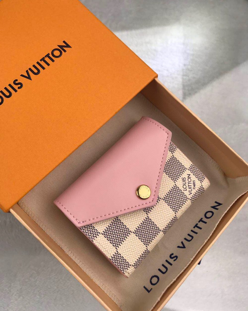 1:1 Replica Louis Vuitton Zóe Wallet Combines Damier Azur Canvas Rose Ballerine Pink For Women, Women's Wallet 10cm LV N60168